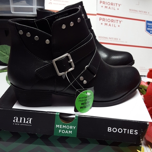 a.n.a Shoes - 💥SALE💥NIB WOMENS A.N.A black memory foam booties